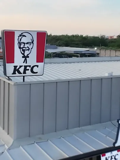 Local de KFC en Arbolatta Mall visto desde el aire