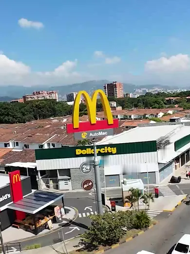 Quintas de Don Simón desde el aire, con McDonald's y Dollarcity